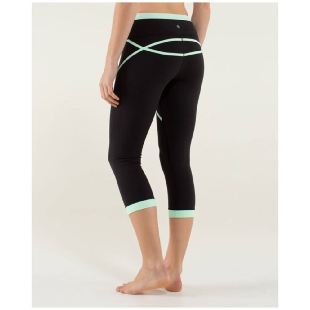 LULULEMON Roll Out Crop Leggings sz 4 Black Fresh‎ Teal Full On Luon